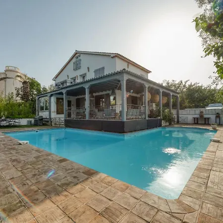 Villa Lavish In With Swimming Pool