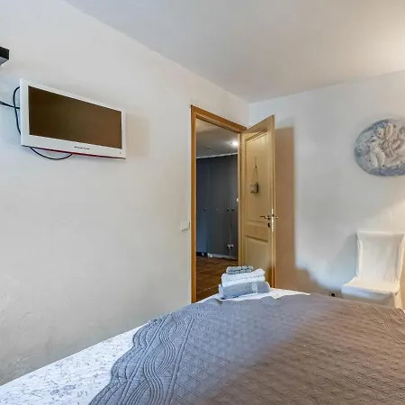 Lavish In With Swimming Pool *